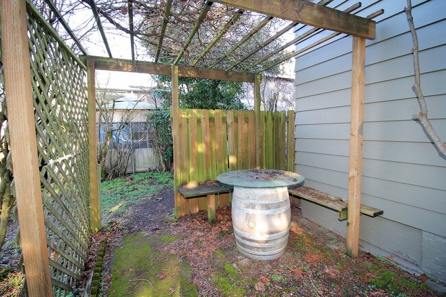 Building Photo - 1005 NE 58th Ave