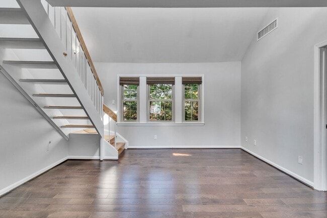 Building Photo - 2 Bedroom with Loft in Old Town North