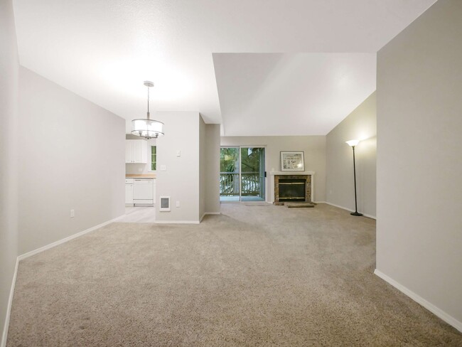 Building Photo - 2 Bed and 1 Bath Exceptional Condo is Avai...