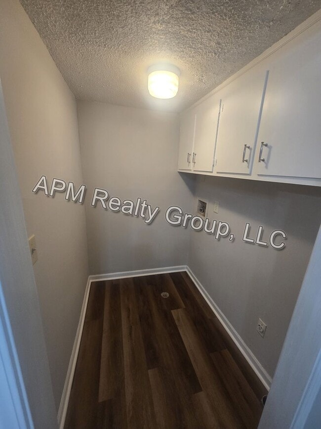 Building Photo - Updated Harbison Townhouse