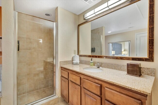 Building Photo - 12562 International Dr