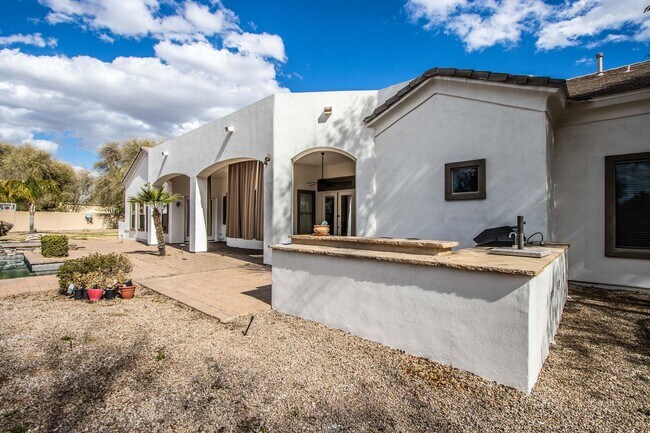 Building Photo - Oh Wow!! Beautiful 5BR/3.5BA Custom Home w...