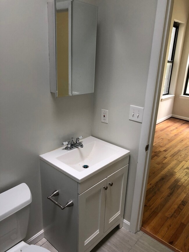 Building Photo - West End Giant