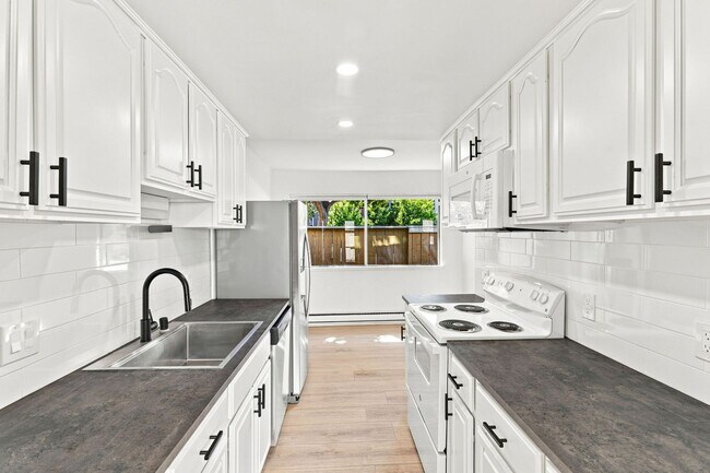 Building Photo - 3001 Kaiser Dr