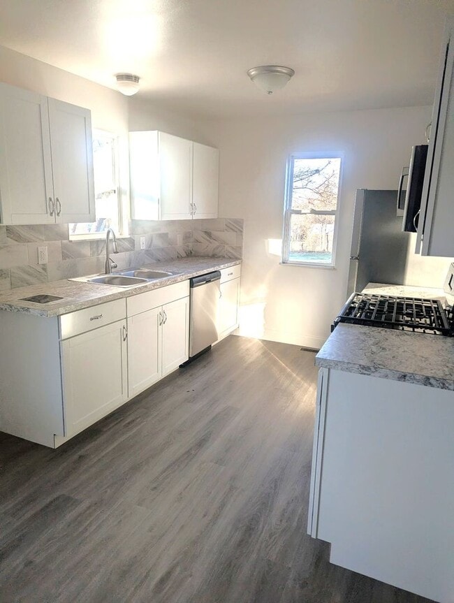 Building Photo - 247 Reed Ave