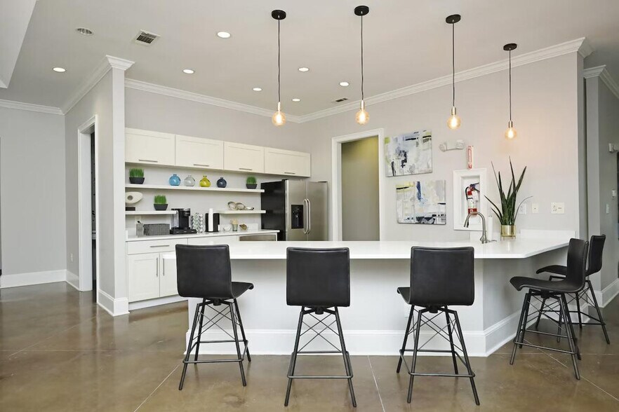 Building Photo - 2028 Brisbane Woods Way