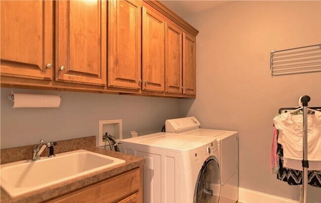 Building Photo - 4 bedroom/ 3.5 bathroom- Stonehouse