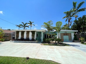Building Photo - Spacious 3 Bedroom 2 Bath with Pool 2 Blocks from the Beach