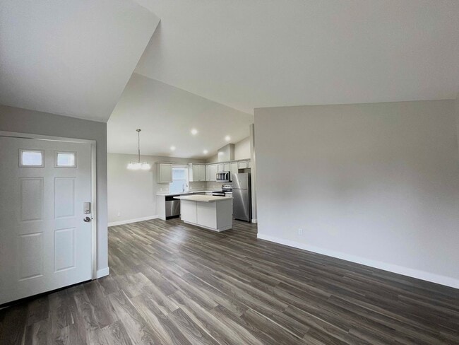 Building Photo - Kent - Cozy 3 bedroom / 2 bathroom Renovated home