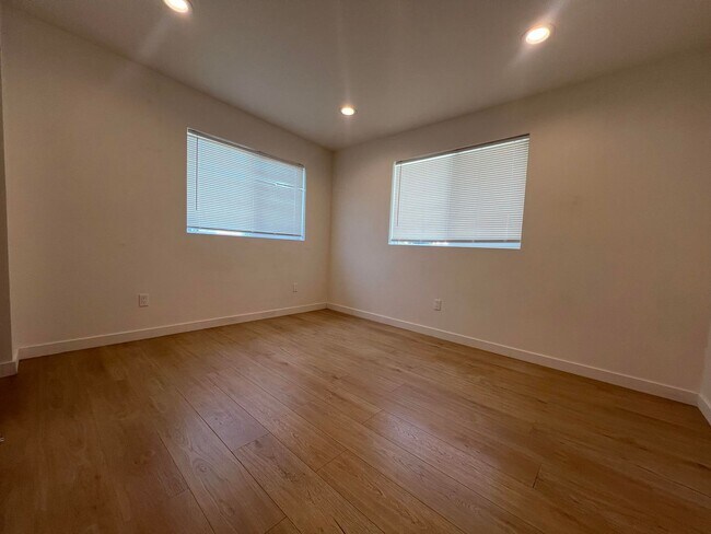 Building Photo - 8007-8009 HILL DR.