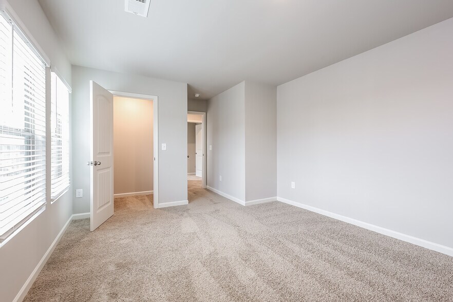 Building Photo - 943 Equine Dr