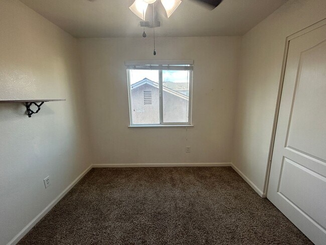 Building Photo - Nice home in North Turlock!