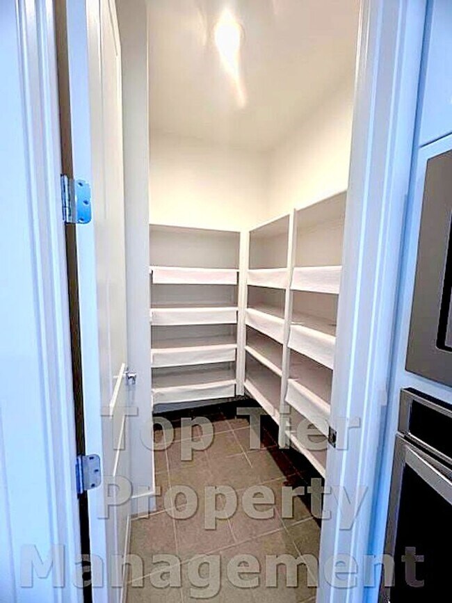 Building Photo - Beautiful & Modern 3 bed/ 3.5 bath/ 2,029 Sqft Condo with amazing Views in Carroll Canyon- Availa...