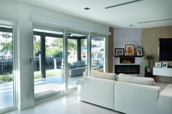 Building Photo - 2537 SE 10th Ct