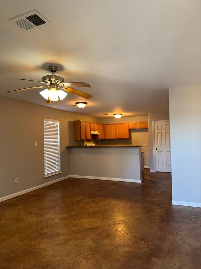 Building Photo - 411 Bruce St