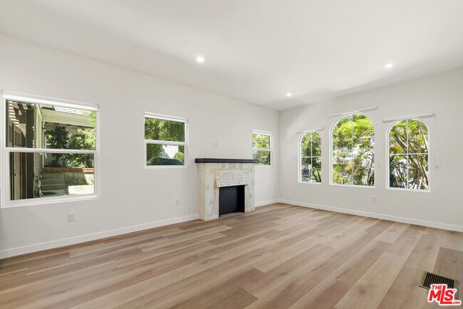 Building Photo - 1305 Lucile Ave
