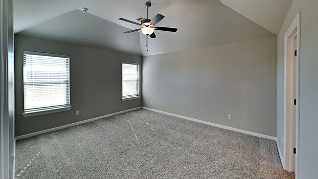 Building Photo - Beautiful 4 Bedroom 2 Bathroom Home in Pie...