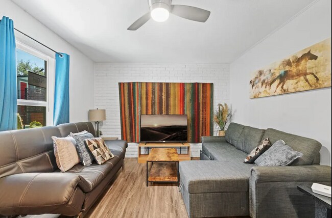 Building Photo - Spacious One-Bedroom at Hyde Park Square