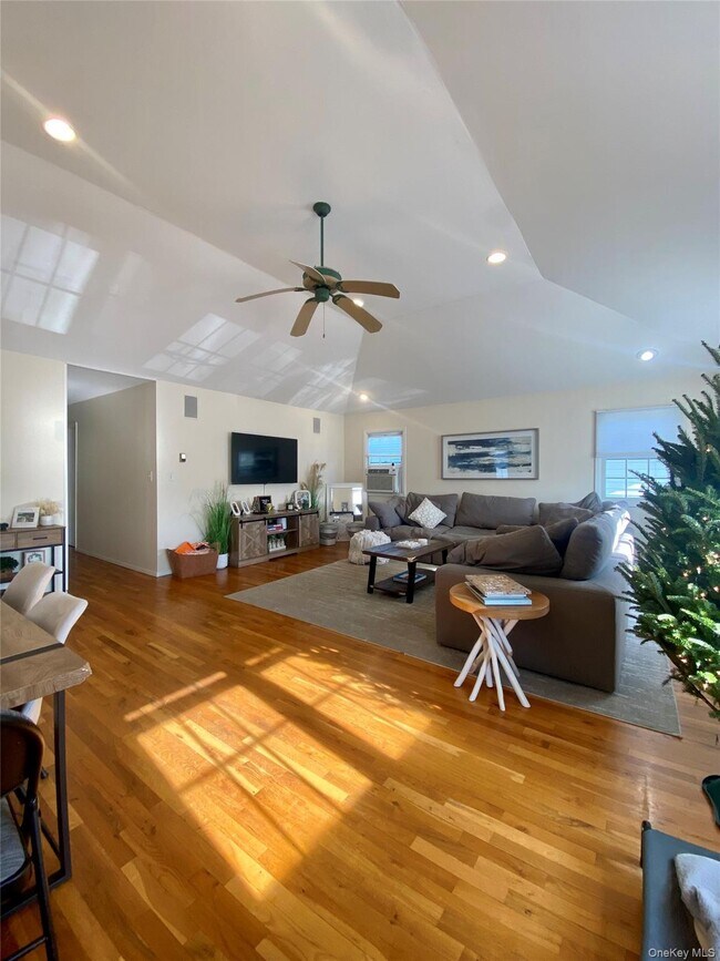 Building Photo - 641 E Olive St