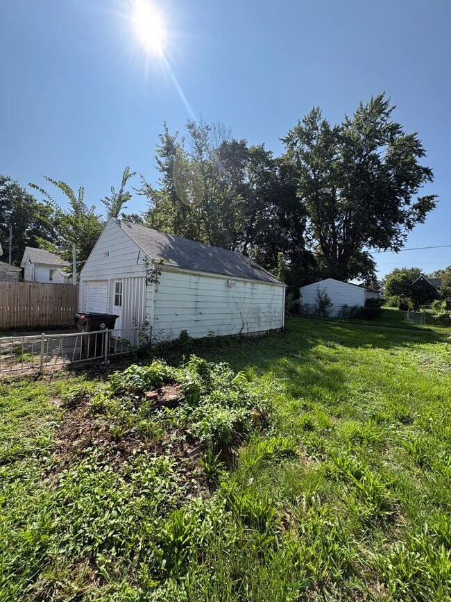 Building Photo - 612 E Gift Ave