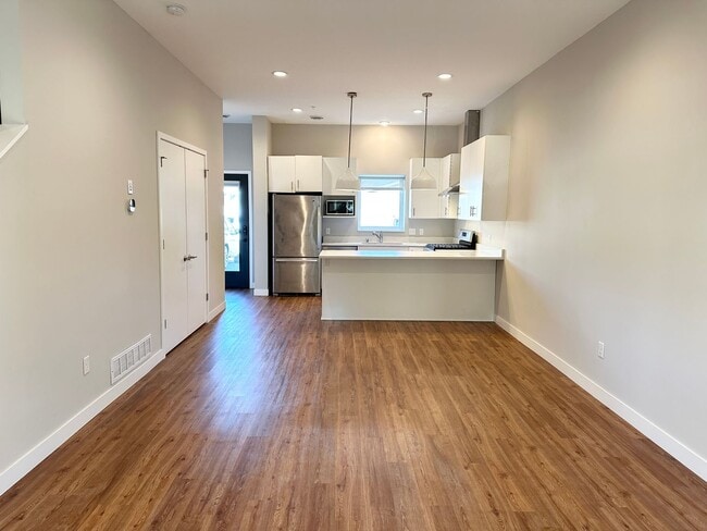Building Photo - ONE MONTH FREE ON 12-MONTH LEASE!