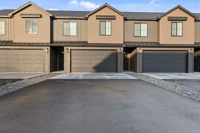 Building Photo - Beautiful 3 Bed, 2.5 Bath Townhome in Asht...