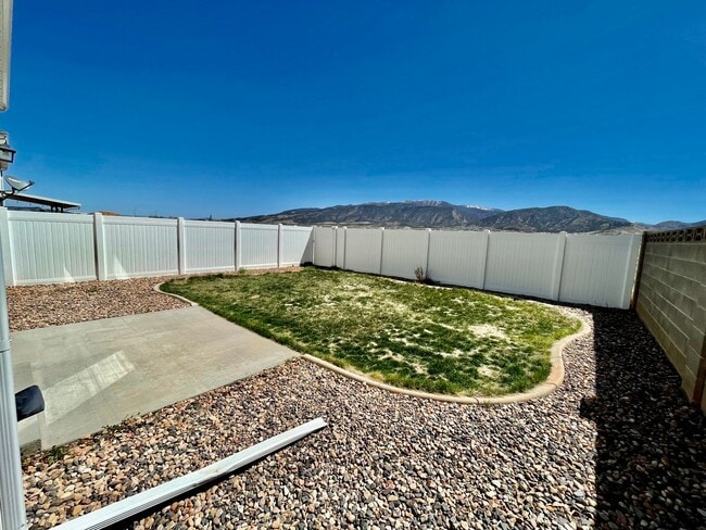 Building Photo - Adorable 3-Bedroom Townhome with 2-Car Garage in Cedar City