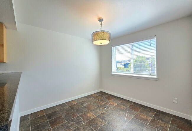 Building Photo - 2 Bedroom Condo Available in Kenmore