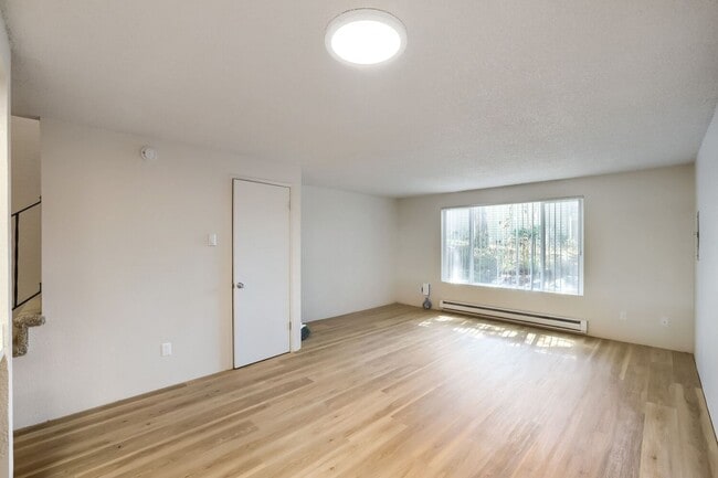 Building Photo - 6931 Rainier Dr