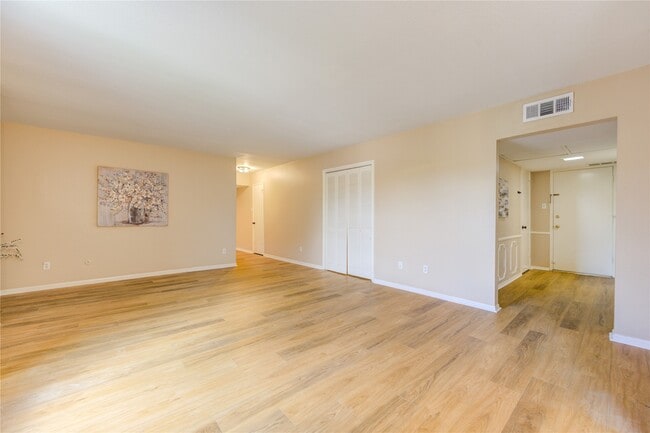 Building Photo - 351 N Post Oak Ln