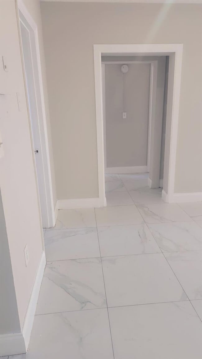 Building Photo - 616 NW 5th Ave