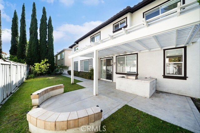 Building Photo - 6 Petria