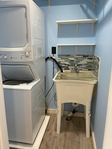 Building Photo - 1043 Sanborn Ave