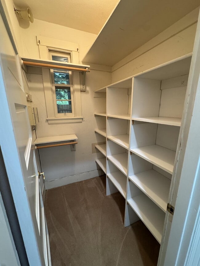 Building Photo - Spacious 2bed Plus Office, Single-level in Waverly Heights