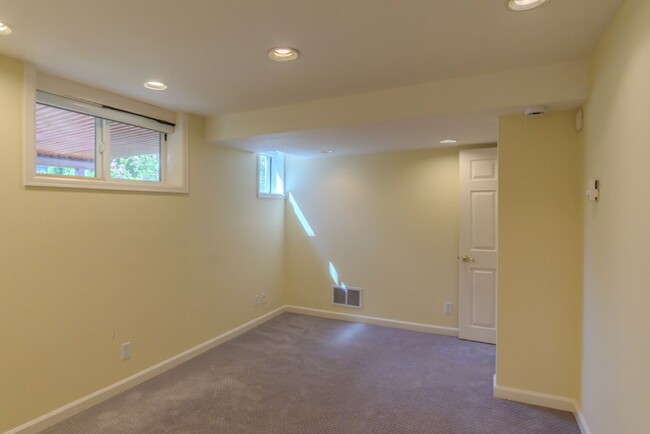 Building Photo - 3Bd/1.75Ba Seattle House