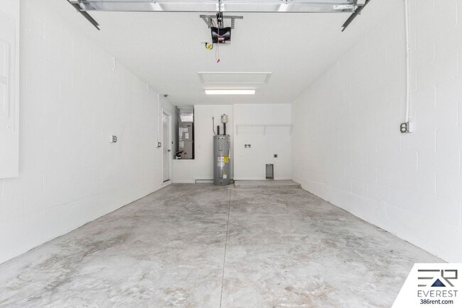 Building Photo - LIKE NEW 3/2/1 TOWNHOUSE IN BEAUTIFUL SEMINOLE WOODS