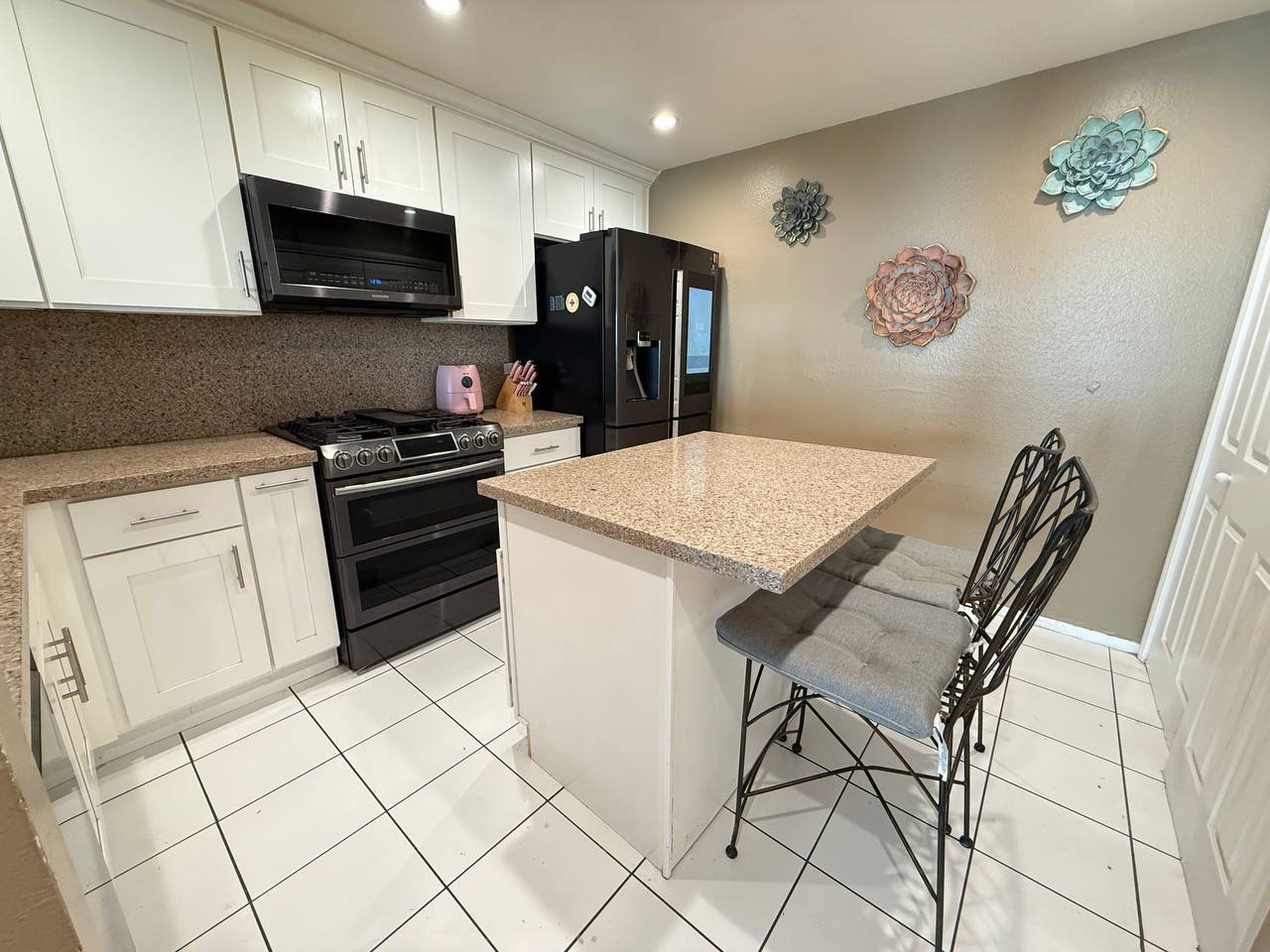 Building Photo - 21620 Burbank Blvd