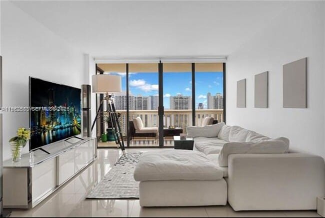 Building Photo - 1000 W Island Blvd