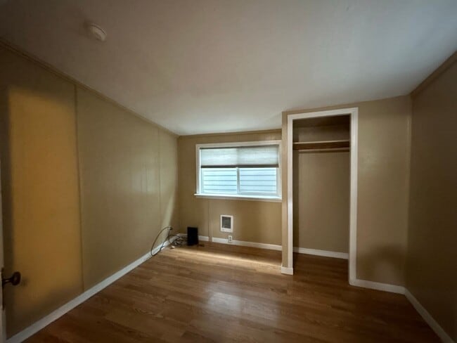 Building Photo - Down Town Living - 2 Bedroom / 1 Bathroom ...