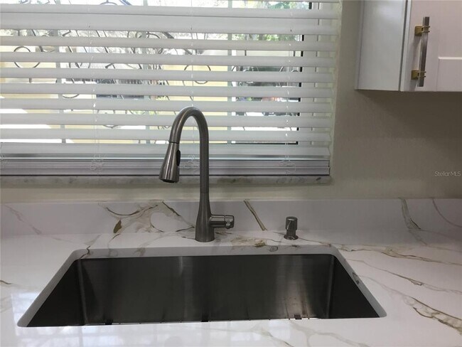 Building Photo - 44 Country Club Dr