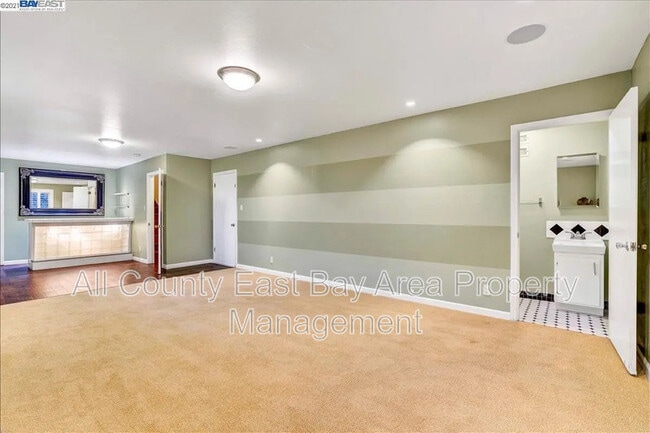 Building Photo - 1740 Ganges Ave