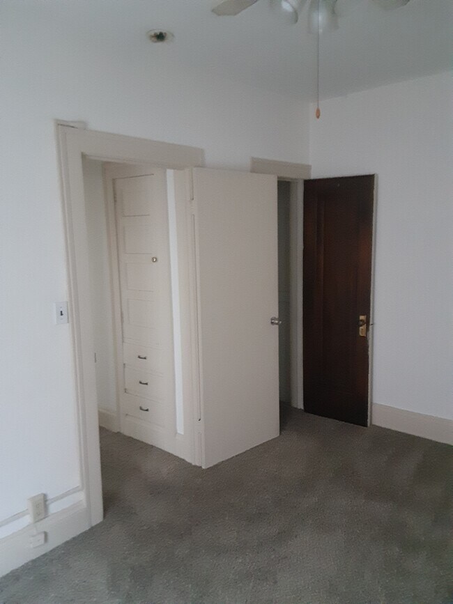 12906 Larchmere Blvd 12906 Larchmere Blvd Cleveland OH 44120