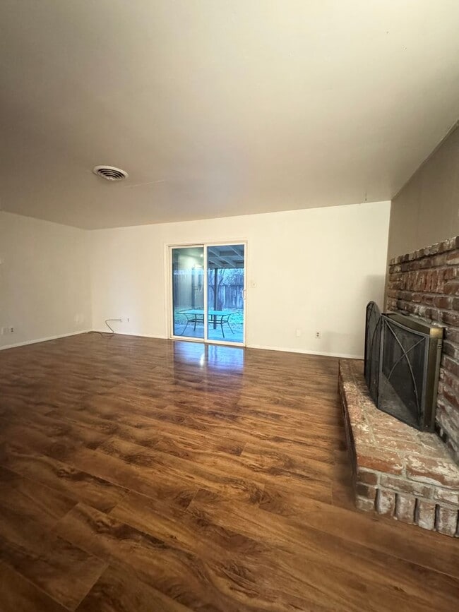 Building Photo - Westside - Close to Shopping