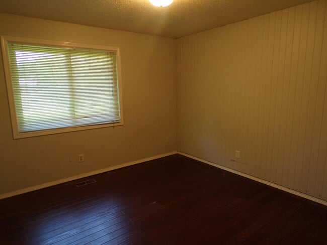 Building Photo - 11865 SW Ebberts Ct