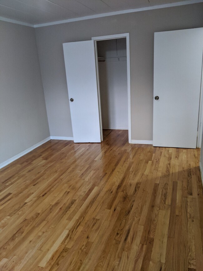 Building Photo - 1360 W Touhy Ave