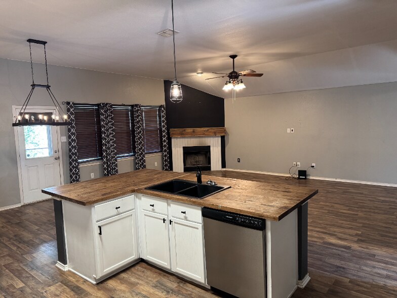 Building Photo - 1988 Helmoken Falls Dr