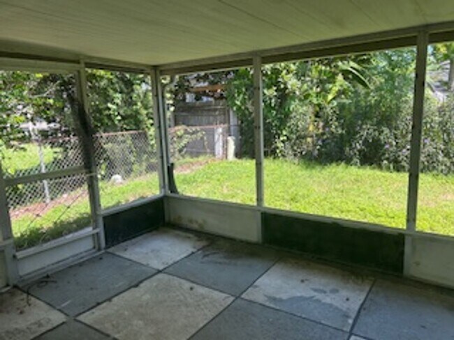 Building Photo - AVAILABLE NOW!!  Well maintained 2/2 in a ...