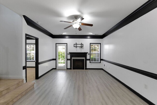 Building Photo - Spacious 3BR Townhome in Fayetteville