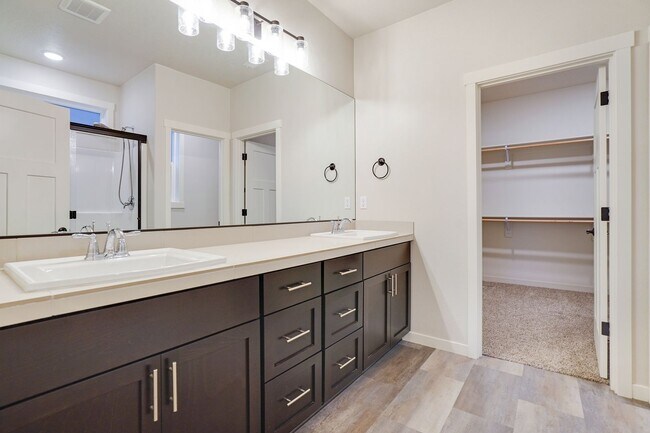 Building Photo - Polished single-level 3 bed, 2 bath home in NE Salem!