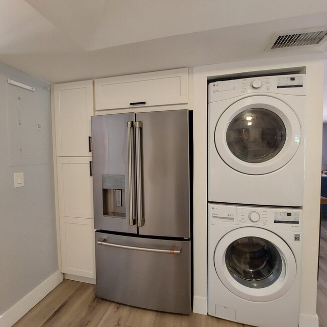 Building Photo - 3871 Alcantara Ave
